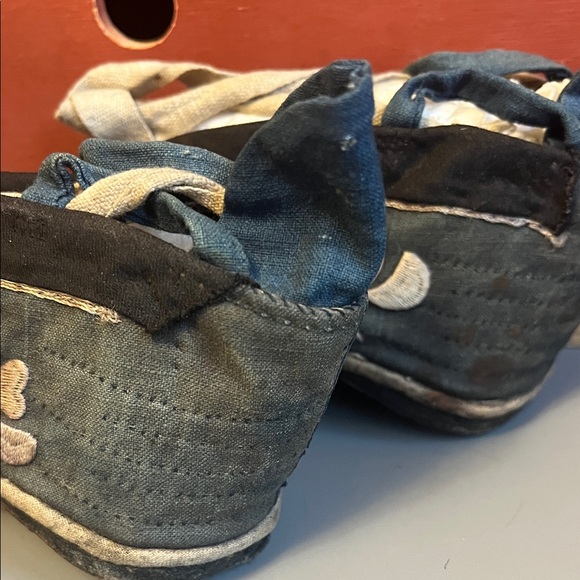 Antique Embroidered Blue and Cream Lotus Shoes - extremely rare - Picture 12 of 14